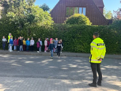 Erfolgreich unterwegs: Die ersten Klassen absolvieren ihren Fußgängerführerschein (Bild vergr&ouml;&szlig;ern)