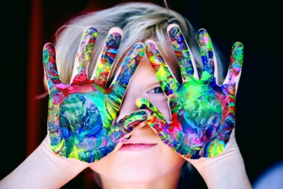 Foto: Bunte Kinderhände © pexels.com Foto zur Meldung: Familienfreundliches Rangsdorf