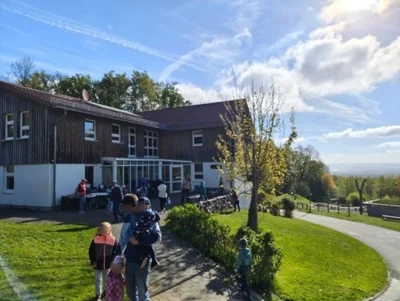 Pflegefamilien bei einer Wochenend-Veranstaltung im Jugenddorf „Hoher Meißner“ (Bild vergr&ouml;&szlig;ern)