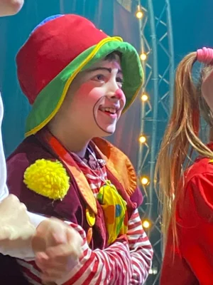 Ein lustiger Clown freut sich über den kräftigen Applaus