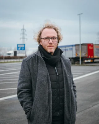©Philipp_Sipos-Autorenportraits_Domenico-Muellensiefen-15_web (Bild vergr&ouml;&szlig;ern)