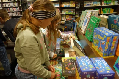 Ausflug zur Buchhandlung der Eulis Klasse 4 (Bild vergr&ouml;&szlig;ern)
