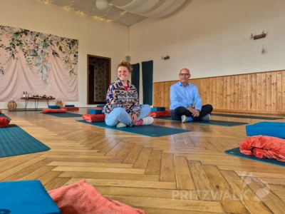 Yoga-Lehrerin Laura Brüstle bietet im alten Gasthof in Steffenshagen Auszeit und Entschleunigung an. Foto: Stadt Pritzwalk (Bild vergr&ouml;&szlig;ern)