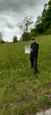 Markus Heib erläutert bei der ersten Wittersheimer Orchideenwanderung die Besonderheiten der heimischen Orchideenarten auf den Kalkwiesen rund um den Ort Wittersheim. Fotos: zur Verfügung gestellt von Claus Ackermann.