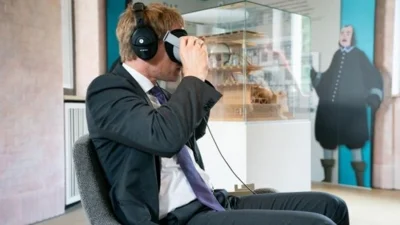 Foto: Ministerpräsident Daniel Günther beim Ausprobieren einer VR-Brille (Foto: Staatskanzlei) Foto zur Meldung: Projekt „Digitale Knotenpunkte“: Amt Föhr-Amrum bietet Bürgern wertvolle Hilfestellung beim Umgang mit Digitalisierung