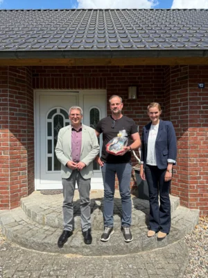 Bürgermeister Dr. Oliver Hermann (I) und Inga Schumacher gratulierten Matthias Jaap I Foto: Gabriele Hahn (Bild vergr&ouml;&szlig;ern)