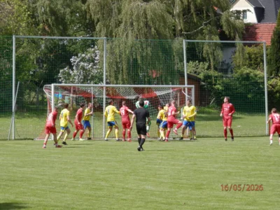 Gegen einen sehr tief stehenden Gegner (Dargun in Gelb), hier mit Belagerung im Gästestrafraum durch die ,,Roten", mühten sich die Gastgeber im vergangenen Heimspiel geduldig, - um doch noch einen klaren 4:0 Erfolg einzufahren. (Bild vergr&ouml;&szlig;ern)