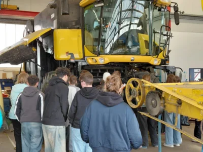 Landtechnik hautnah – Klasse 8 zu Gast bei der Agrartechnik Sachsen (Bild vergr&ouml;&szlig;ern)
