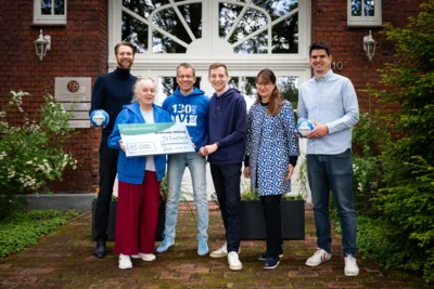 Die Verantwortlichen des TV Isselhorst mit Sascha Vogelsang und Sandra Furtwängler aus dem Vorstand der Dr. Peter und Gabriele Strohmaier-Stiftung (Bild vergr&ouml;&szlig;ern)