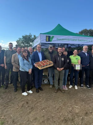 Grillabend mit Landrat Bauer auf dem Erdbeerhof "Elbaue"