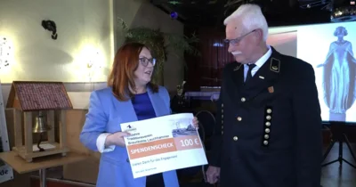 Manuela von Schroedel-Siemau überreichte einen Scheck an den Vereinsvorsitzenden Jörg Hertel. Foto: Mirko Sattler