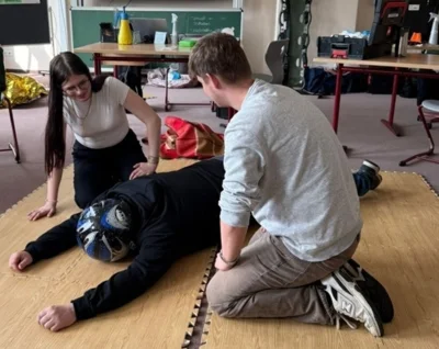 Erste Hilfe Kurs der Sozialassistenten (Bild vergr&ouml;&szlig;ern)
