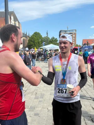 Gratulation für Ricardo Wendt im Ziel. Foto: SC Laage
