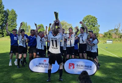 Da ist der Pott, der dem Team vor zwei Jahren weggeschnappt wurde. (Bild vergr&ouml;&szlig;ern)