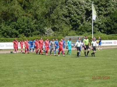 Teterow gegen Warin Auflaufen im Bergring-Stadion. (Bild vergr&ouml;&szlig;ern)