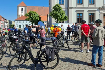 Reges Fahrrad-Treiben bei bestem Wetter auf dem Markt in Wusterhausen/Dosse zum Auftakt der diesjährigen Aktion Stadtradeln im Landkreis OPR. © Katharina Zimmermann