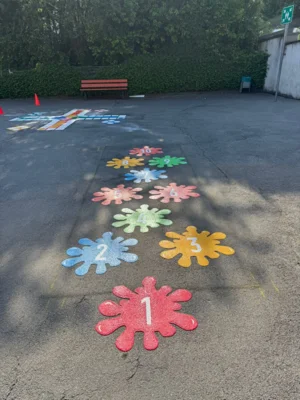 Neue Bodenspiele auf dem Schulhof