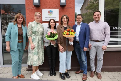 : Landrätin Nicole Rathgeber ehrte zwei Mitarbeiterinnen anlässlich ihres 25-jährigen Dienstjubiläums. (v.l.n.r.) Personalratsmitglied Melanie Scheffczik, Landrätin Nicole Rathgeber, Jubilarin Inge Schindler, Jubilarin Daniela Hohmann, Stellvertretender Verwaltungsleiter Peter Hoefel und Leiter Fachdienst Personal Manuel Thalmann (Bild vergr&ouml;&szlig;ern)