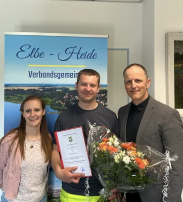 Foto (von links) : Anna Jäger (stellv. Ordnungsamtsleiterin), Brian Küster (stellv. Verbandsgemeindewehrleiter), Stefan Crackau (Verbandsgemeindebürgermeister) (Fotoquelle VerbGem Elbe-Heide) (Bild vergr&ouml;&szlig;ern)