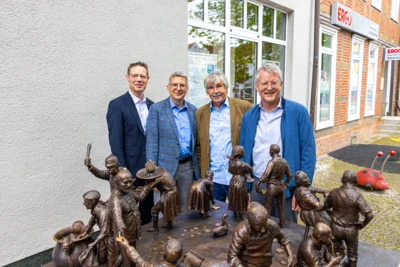 Die Vorstände der Volks- und Raiffeisenbak Prignitz eG Ingo Schlender (I) und Martin Brödder (r) zusammen mit Bürgermeister Dr. Oliver Hermann (2.v.I) und dem Stadtverordnetenvorsitzenden Karsten Korup I Foto: Juliana Wendt (Bild vergr&ouml;&szlig;ern)