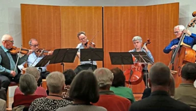Das Musica varia ensemble: Matthias beck. 1. Violine; Rainer Hill, 2. Violine; Florian Gogl, Bratsche; Martin Fuchs, Violoncello und Günter Fischer am Kontrabass. Foto: Helmuth Kern (Bild vergr&ouml;&szlig;ern)