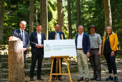 Die Ausweisung des Felsenlabyrinths zum Nationalen Naturmonument feierten (von links) Landrat Peter Berek, Wunsiedels Erster Bürgermeister Nicolas Lahovnik, Staatssekretär Martin Schöffel, Umweltminister Thorsten Glauber, Naturpark-Ranger Ronald Ledermüller und Naturpark-Geschäftsführerin Michaela Marth-Busch.