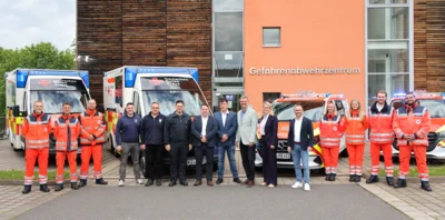 von links nach rechts) Christian Buth, Oliver Enders, André Weber, Lucas Zeuch, Damian Eichenberg, Ansgar Knott (Fachdienstleiter und Leiter der Leitstelle des Werra-Meißner-Kreises), André Arndt (Rettungswachenleiter Witzenhausen), Stefan Reiser (Stellv. Rettungswachenleiter Witzenhausen), Andreas Vedder (Stabstellenleiter), Landrätin Nicole Rathgeber, Maik Schneegans (Rettungsdienstleiter und Geschäftsführer DRK Witzenhausen), Svenja Dahlhaus, Lena Sophie Stieler, Bastian Wojtas und Christoph Degenhardt. (Bild vergr&ouml;&szlig;ern)