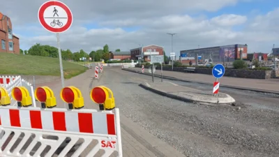 Foto: Die Baustelle steht kurz vor der Fertigstellung: Asphaltierungsarbeiten stehen an (Foto: AmtFA Andreas Hansen) Foto zur Meldung: L214: Einschränkungen aufgrund von Asphaltierungs- und Ausbesserungsarbeiten im Stadtgebiet Wyk