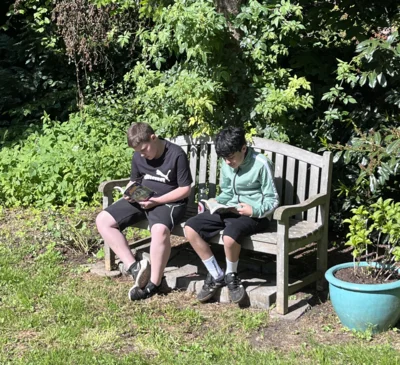 Lesezeit im Schulgarten (Bild vergr&ouml;&szlig;ern)