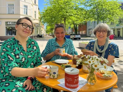 Laden zum gemeinsamen Frühstück in der Bahnstraße: Nadia Karol (I)  und Annette Flade (r) von Marthas Tisch und Pflegekoordinatorin Katja Javadi I Foto: Martin Ferch (Bild vergr&ouml;&szlig;ern)