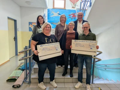 Bei der Spendenübergabe: Martina Gierl (v.l.), Leiterin der Mittagsbetreuung Melanie Schießl, Manuela Eckl, Manuela Fleischmann, zweiter Bürgermeister Eberhard Preiß und Jugendbeauftragter Timo Ziselsberger.
