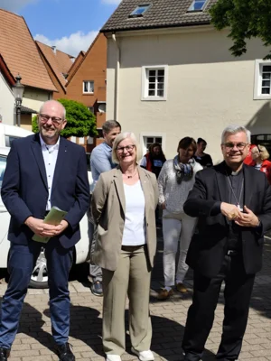 Ralf Nolte (Diözesan-Caritasdirektor), Susanne Leimbach (Vorständin, Caritas Minden) und Erzbischof Dr. Udo Markus Bentz (Bild vergr&ouml;&szlig;ern)