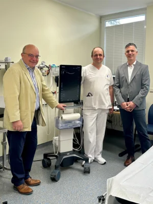 v. l.: Hermann-Josef Schneider, Vorsitzender Förderverein Dierdorf, Dr. Tamás Csizmadia, Oberarzt der Allgemein- und Viszeralchirurgie und EKW-Geschäftsführer Jörg Geenen (Bild vergr&ouml;&szlig;ern)