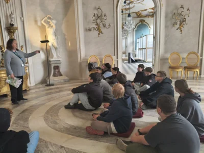 Schüler der Jahrgangsstufe 8 im Schloss Sanssoucci (Bild vergr&ouml;&szlig;ern)