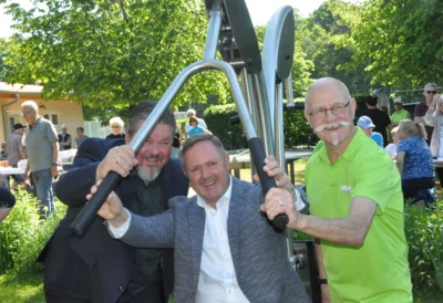 Bei der Eröffnung des Puschendorfer Fitness-Parcours zeigten auch Bürgermeister Alexander Dörr, Landrat Bernd Obst und Alt-Bürgermeister Wolfgang Kistner (v.l.) ihre Begeisterung für moderate Bewegungsübungen