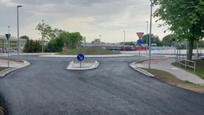 Foto: So gut wie fertig: Der neue Kreisverkehr (Foto: AmtFA Andreas Hansen) Foto zur Meldung: Asphaltierungsarbeiten im Hafengebiet sowie Sperrung der Stöpe vom 01. bis 03. Juni 2026