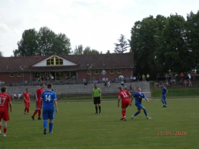 In einer intensiven aber auch sehr fairen Partie, hier im vergangenen Spiel im Teterower Bergring-Stadion, auch mit einem souverän agierenden Schiri Sven Peter (Rostocker BSG), Bildmitte, trugen auch die zahlreichen Wariner Anhänger (hinten rechts im Bild) mit lautstarkem Support, ihren Anteil am Erfolg der Gäste mit bei. (Bild vergr&ouml;&szlig;ern)