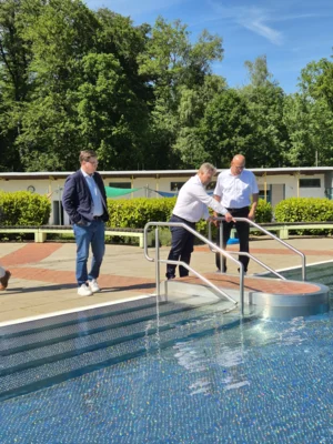 Sebastian Steineke (M.) schaut sich mit Dr. Ronald Thiel und Sachbereichsleiter Christopher Nowak das Schwimmbad an. Foto: Stadt Pritzwalk (Bild vergr&ouml;&szlig;ern)