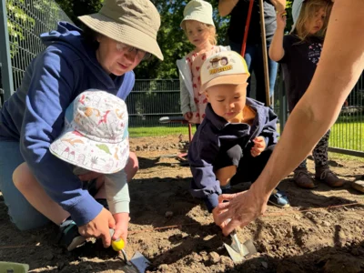 Die Kinder brachten unter fachlicher Anleitung die ersten Pflanzen in die vorbereiteten Beete I Foto: Martin Ferch (Bild vergr&ouml;&szlig;ern)