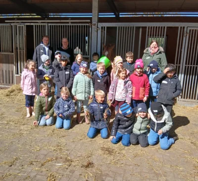 Foto zur Meldung: Besuch auf dem Bauenhof Klasse 2b Foto zur Meldung: Besuch auf dem Bauenhof Klasse 2b