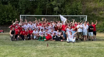 Über den Verbleib in der Kreisliga Ost freuten sich Mannschaft und Fans nach dem 4:2-Erfolg über die SF Friedberg (Bildnachweis: FCR) (Bild vergr&ouml;&szlig;ern)