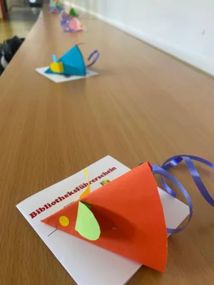 Auf Entdeckungsreise zwischen Bücherregalen (Bild vergr&ouml;&szlig;ern)