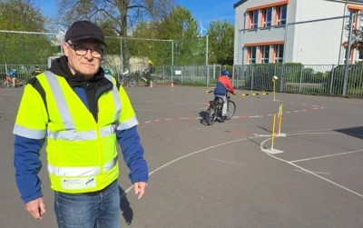 Foto: Herr Busko beim Einsatz an der Paul-Noack-Grundschule in Schipkau. (Foto: WEQUA GmbH/Olaf Schmidt) (Bild vergr&ouml;&szlig;ern)