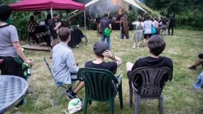 Blick zur Bühne hinter dem Haus am Mühlensee auf dem Sommerfest (Bild vergr&ouml;&szlig;ern)