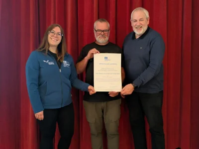 Foto Zertifikatsübergabe©Geopark (v. l.): Esther Czymoch (Fachbereichsleiterin Geopark in der Geschäftsstelle in Quedlinburg), Dr. Gösta Hoffmann (Deutsche UNESCO-Kommission, Beratungsstelle UNESCO Global Geoparks) und Dr. Henning Zellmer (Geschäftsstellenleiter der Geschäftsstelle Königslutter am Elm) bei der Zertifikatsübergabe.