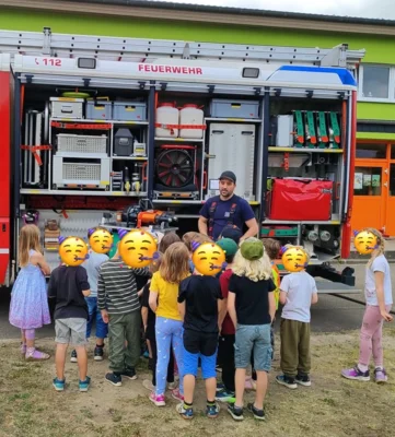 Technik hautnah erleben: Die Kameraden der Feuerwehr erklärten den Kindern geduldig die Ausrüstung im Einsatzfahrzeug. (Bild vergr&ouml;&szlig;ern)