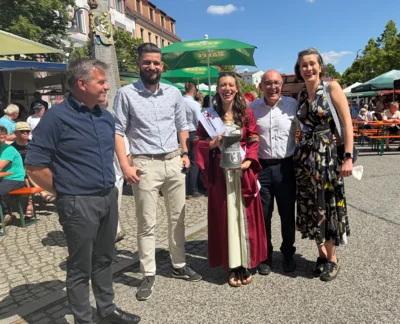 Hirtenmädchen Barbara mit dem ehrenamtlichen Bürgermeister Johannes Berger und den Gästen aus der Partnerstadt Nowe Miasteczko (Bild vergr&ouml;&szlig;ern)