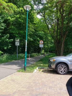 Eingedückter Lampenmast am Parkplatz beim Hainholz-Schwimmbad. Foto: Stadt Pritzwalk (Bild vergr&ouml;&szlig;ern)