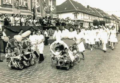 Beim Festumzug 1981 präsentierten sich anlässlich des Jubiläums 725 Jahre Pritzwalk unter anderem die Kinderkrippen der Stadt vor der Tribüne am Rathaus. Foto: Museum Pritzwalk (Bild vergr&ouml;&szlig;ern)