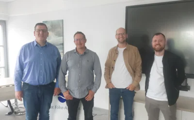 Foto: Freuen sich auf eine gute Zusammenarbeit: Christian Wegner (Gewerbeamt), Dominik Schultz (Leiter Ordnungsamt), Lars-Ole Buth (2. Vors. DEHOGA) und Tim Hennig (1. Vors. DEHOGA) (v.l.) (Foto: Andreas Hansen AmtFA) Foto zur Meldung: Weichenstellung von DEHOGA Föhr und Ordnungsamt für ein erfolgreiches Miteinander